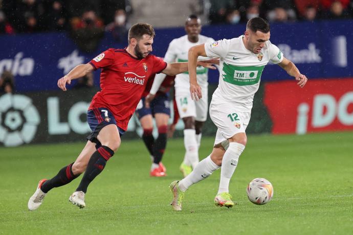 Moncayola trata de quitar el balón a Lucas Pérez.