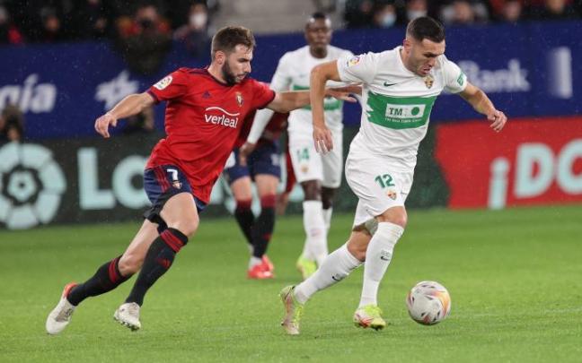 Moncayola trata de quitar el balón a Lucas Pérez. Moncayola trata de quitar el balón a Lucas Pérez.