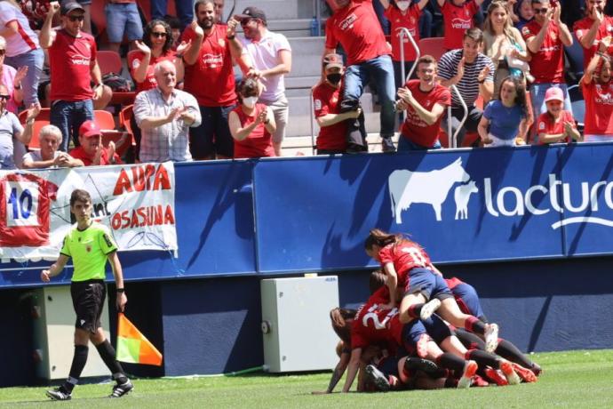 Las jugadoras celebran el 1-0 de Patri Zugasti antes del descanso.