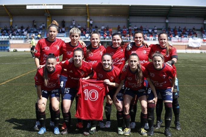 Las jugadoras de Osasuna posan con la camiseta de Daniel Zugasti, hermano de Patri, antes del partido.