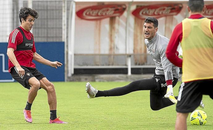 Manu Sánchez, cedido por el Atlético en Osasuna, pone a prueba los reflejos de Sergio Herrera durante el entrenamiento de ayer en las instalaciones de Tajonar. Foto: Club Atlético Osasuna