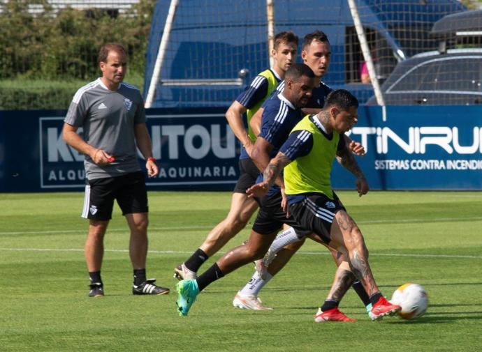 Chimy Ávila, con el balón, junto a Ramalho, Unai García e Iván Barbero y ante la atenta mirada de Jagoba Arrasate, durante el entrenamiento de ayer.