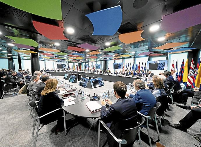 Representantes de los clubes de Primera y Segunda, ayer en la sede de la Liga en Madrid, con Sabalza y Canal en nombre de Osasuna. Foto: Efe