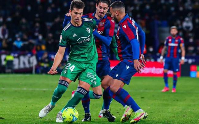 Torró intenta superar a Campaña y Vezo.