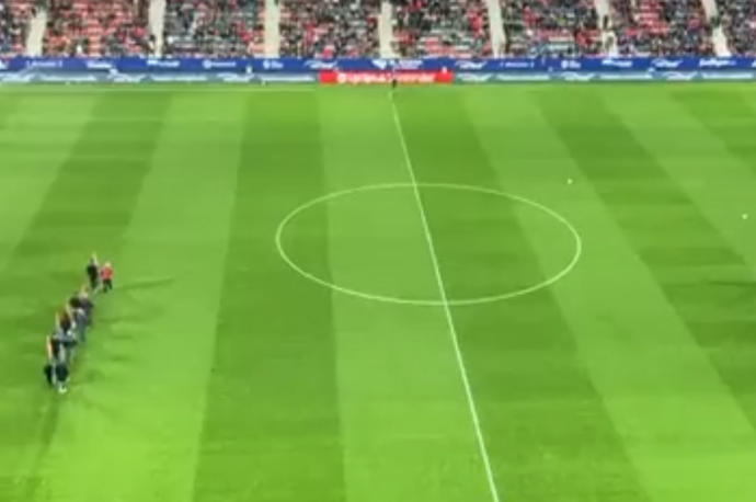 Once leyendas de Osasuna son homenajeadas antes del partido contra el Granada