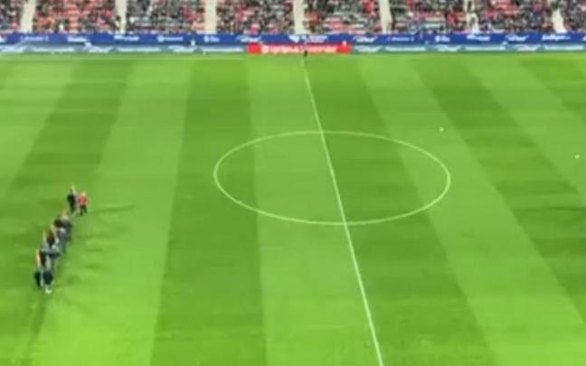 Once leyendas de Osasuna son homenajeadas antes del partido contra el Granada