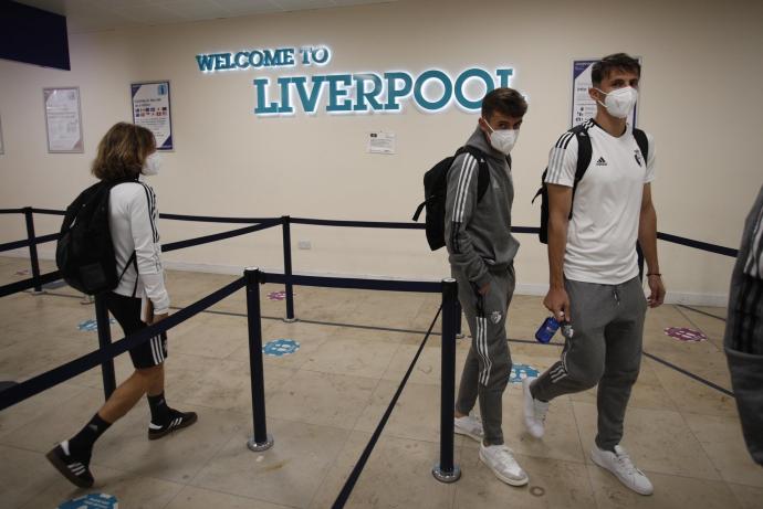 Los jugadores de Osasuna, a su llegada hoy a Liverpool.