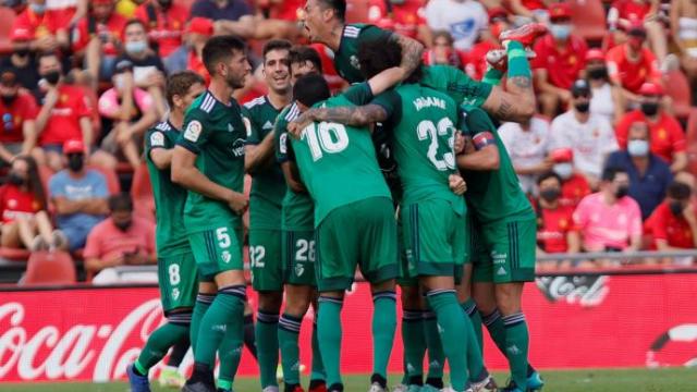 Los jugadores de Osasuna celebran el tanto de la victoria. Los jugadores de Osasuna celebran el tanto de la victoria.