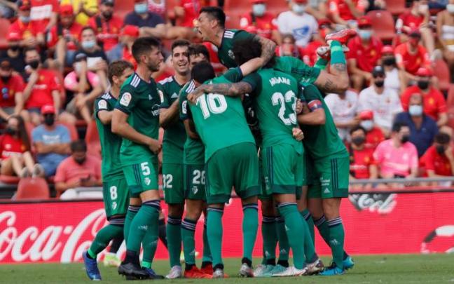Los jugadores de Osasuna celebran el tanto de la victoria.