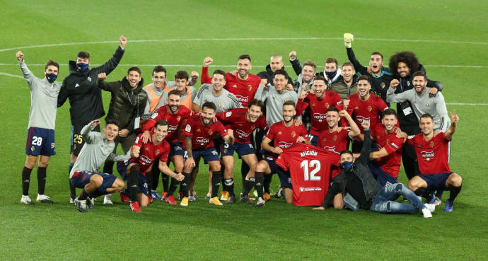 Los jugadores de Osasuna celebran la victoria ante el Athletic el día en que conmemoraban su centenario