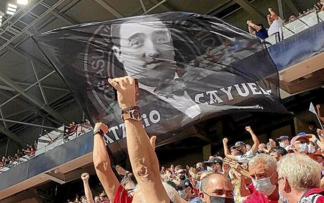 Una bandera con la imagen y el nombre de Natalio Cayuela, ondeando en El Sadar durante un partido de Osasuna de esta temporada. Foto: cedida