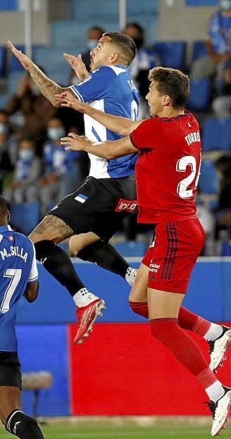 Lucas Torró salta con Joselu en el partido del sábado. Foto: Efe