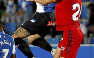 Lucas Torró salta con Joselu en el partido del sábado. Foto: Efe