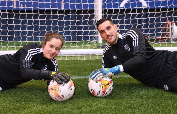 Maitane Zalba y Sergio Herrera, posando ayer sobre el césped del estadio de El Sadar.