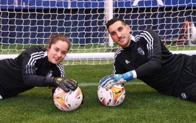Maitane Zalba y Sergio Herrera, posando ayer sobre el césped del estadio de El Sadar.