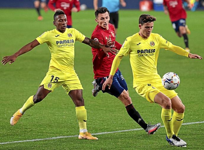 Budimir, entre Estupiñán y Pau Torres, durante un enfrentamiento entre Villarreal y Osasuna de la temporada pasada.