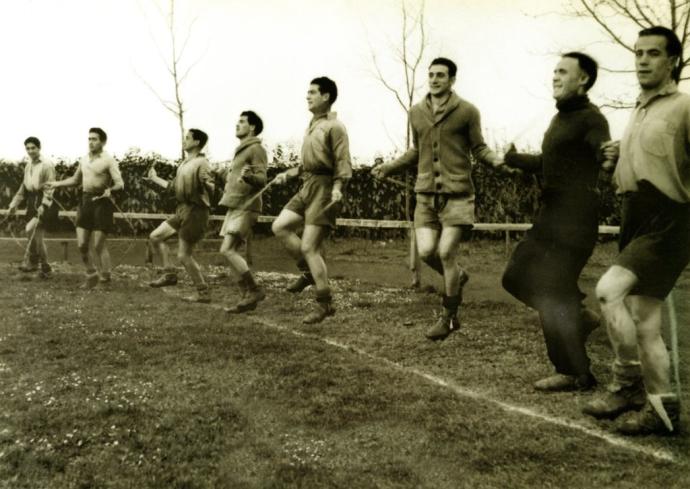 Entrenamiento de Osasuna. De derecha a izquierda: Gastón, Cuqui Bienzobas, González Echevarría, Archanco, Irastorza, Vergara, Aranaz y Múgica.