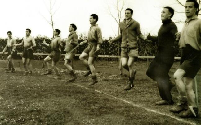 Entrenamiento de Osasuna. De derecha a izquierda: Gastón, Cuqui Bienzobas, González Echevarría, Archanco, Irastorza, Vergara, Aranaz y Múgica.