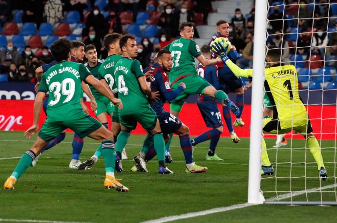 S.Herrera para el balón tras el cabezazo del jugador del Levante Vukcevic