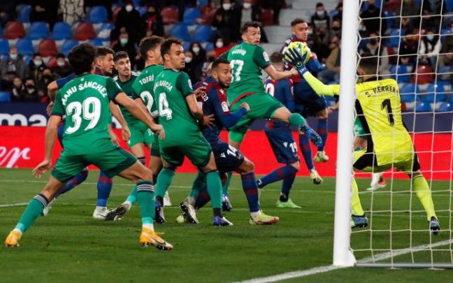 S.Herrera para el balón tras el cabezazo del jugador del Levante Vukcevic