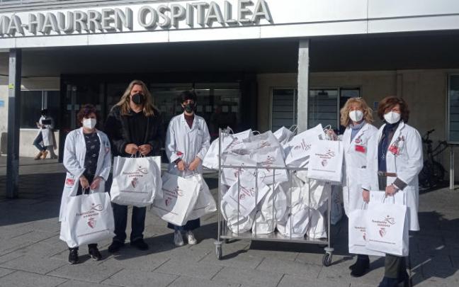 Imagen de la entrega de los regalos en la HUN