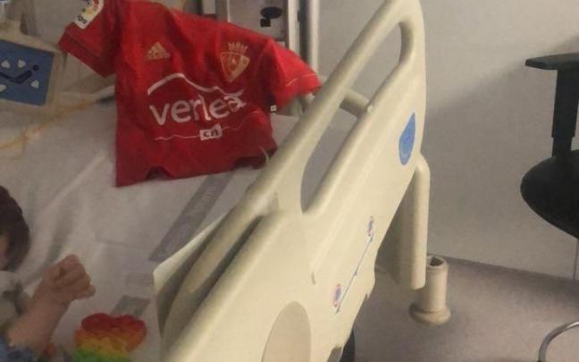 Imagen de la camiseta en la cama del pequeño Imagen de la camiseta en la cama del pequeño