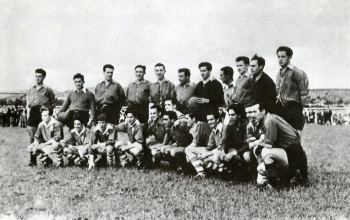 Iglesias, sexto en la fila de abajo desde la izquierda, en el partido en el que se alineó con el equipo profesional de Osasuna en Peralta.