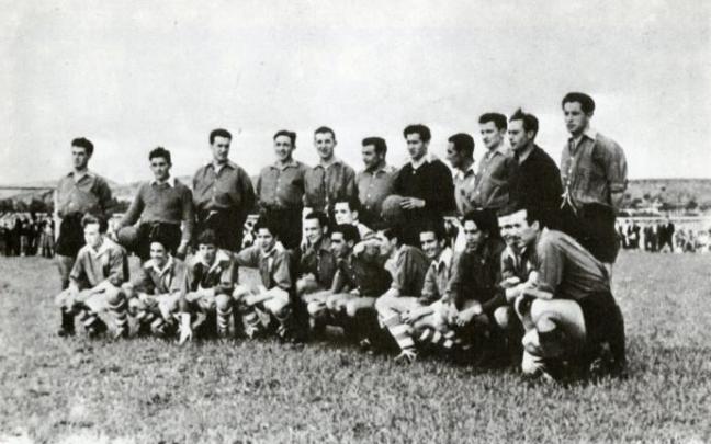 Iglesias, sexto en la fila de abajo desde la izquierda, en el partido en el que se alineó con el equipo profesional de Osasuna en Peralta.