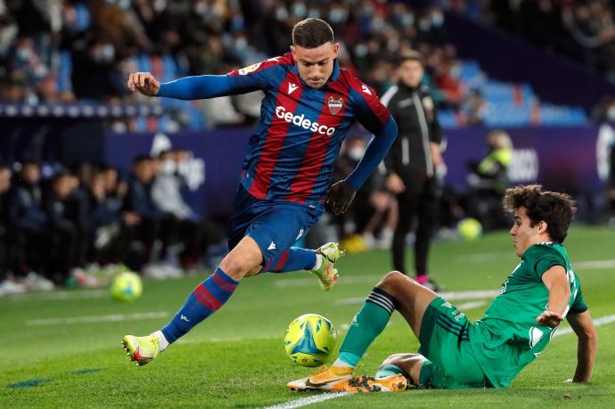 El jugador del Levante Roger (i) junto a M.Sanchez (d) de Osasuna