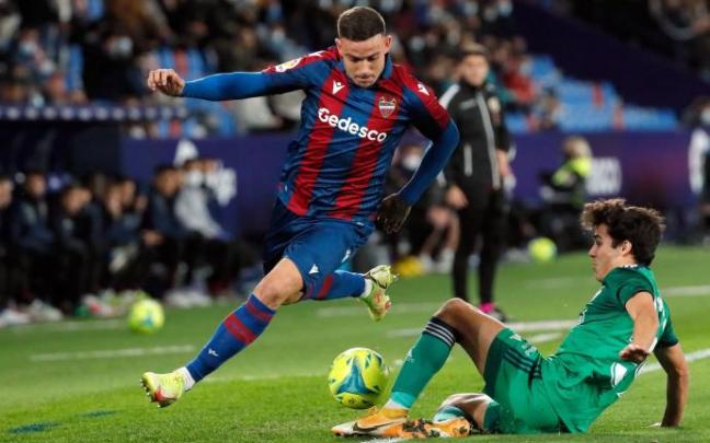 El jugador del Levante Roger (i) junto a M.Sanchez (d) de Osasuna