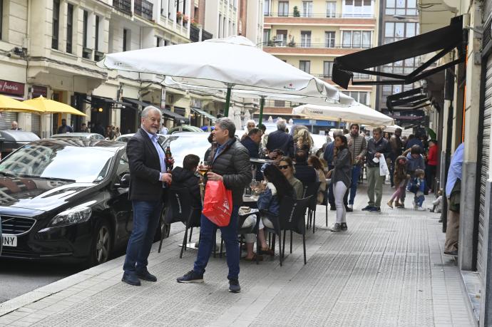 Varias personas toman el vermut en García Rivero en el primer día sin terrazas covid.