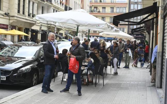 Varias personas toman el vermut en García Rivero en el primer día sin terrazas covid.