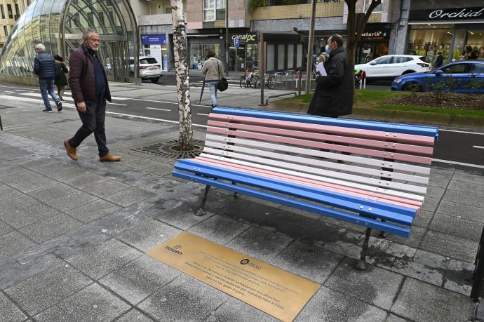 El banco pintado con la bandera trans.