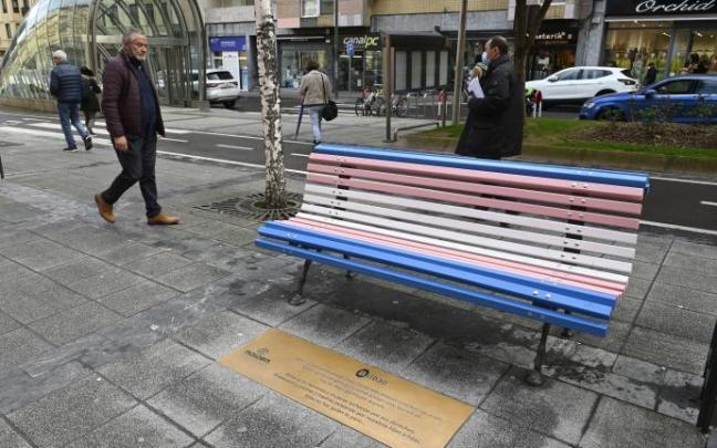 El banco pintado con la bandera trans.