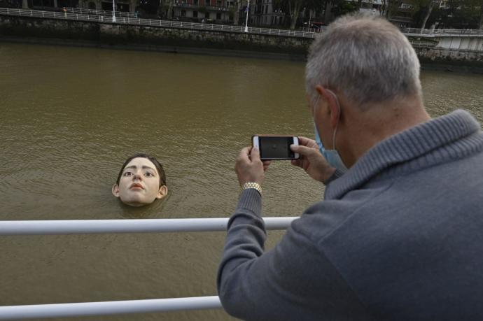 La escultura ha generado una enorme expectación tanto a pie de calle como en redes sociales