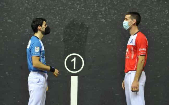 Jokin Altuna y Beñat Rezusta posan en el frontón Bizkaia de Bilbao. Jokin Altuna y Beñat Rezusta posan en el frontón Bizkaia de Bilbao.