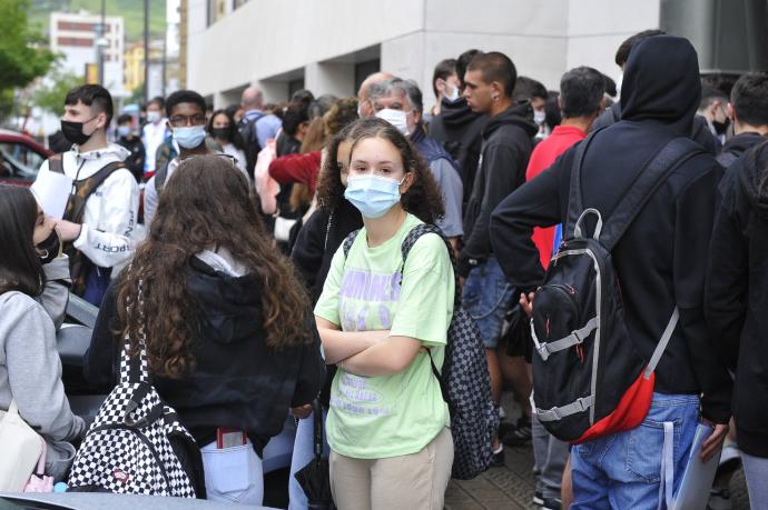 Estudiantes en la puerta la Escuela de Ingeniería de San Mamés esperando a entrar al examen de selectividad