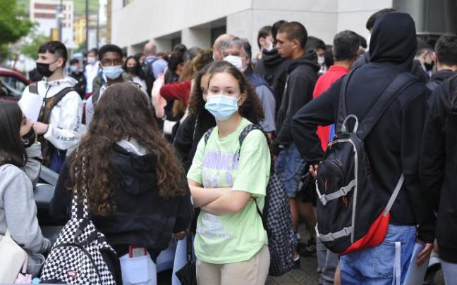 Estudiantes en la puerta la Escuela de Ingeniería de San Mamés esperando a entrar al examen de selectividad Estudiantes en la puerta la Escuela de Ingeniería de San Mamés esperando a entrar al examen de selectividad