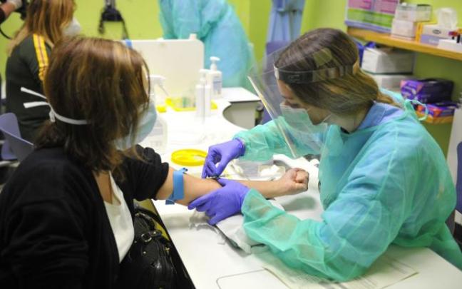 Una enfermera hace una extracción de sangre en un ambulatorio. Una enfermera hace una extracción de sangre en un ambulatorio.