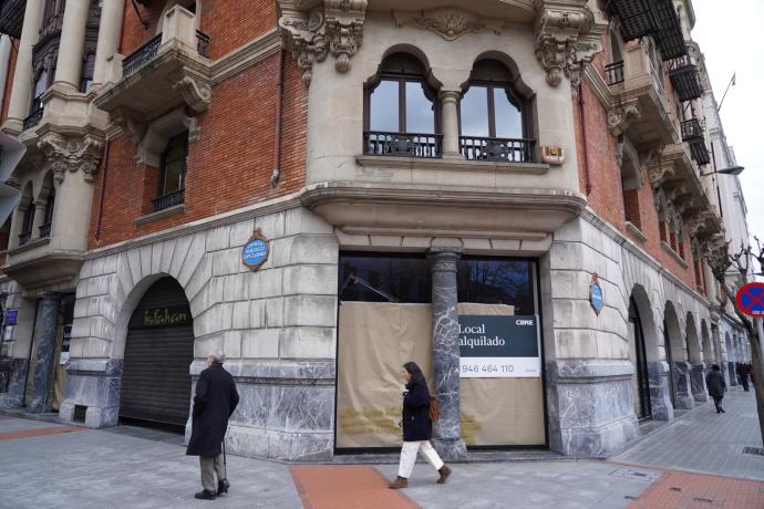 El local de Gran Vía esquina Iparragirre lleva cerrado un año.