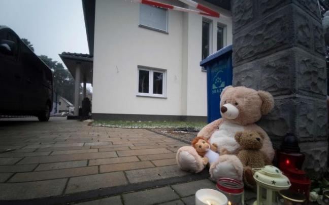 Un peluche frente a la casa en la que ocurrió el crimen. Un peluche frente a la casa en la que ocurrió el crimen.