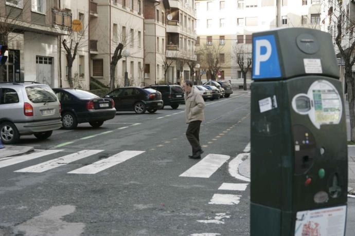 Parquímetro que regula y controla el aparcamiento en el barrio de Judimendi.