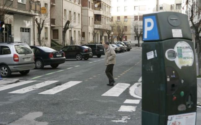 Parquímetro que regula y controla el aparcamiento en el barrio de Judimendi.