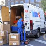 Trabajador de una empresa de distribución en una céntrica zona de la capital vizcaina.