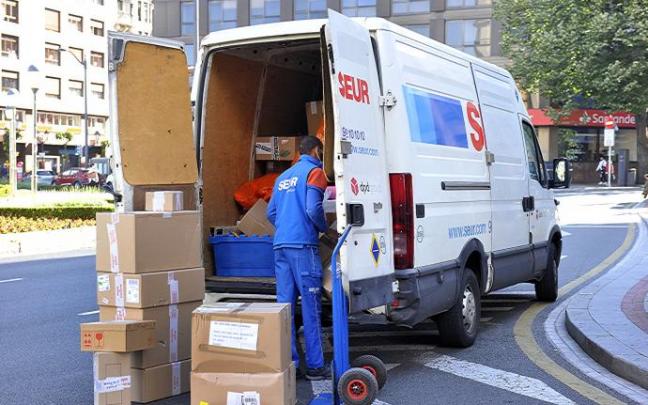 Trabajador de una empresa de distribución en una céntrica zona de la capital vizcaina.