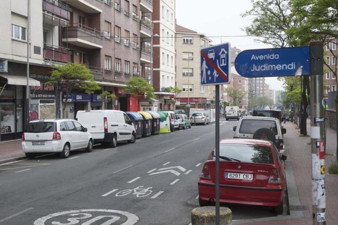 Vehículos aparcados en Judimendi.