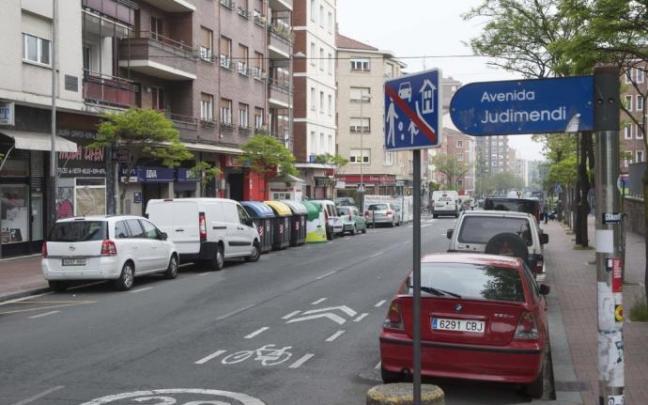Vehículos aparcados en Judimendi.