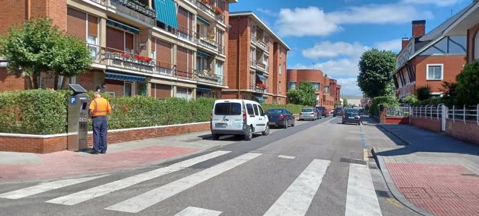 Un hombre saca un tique de la OTA en Las Arenas.