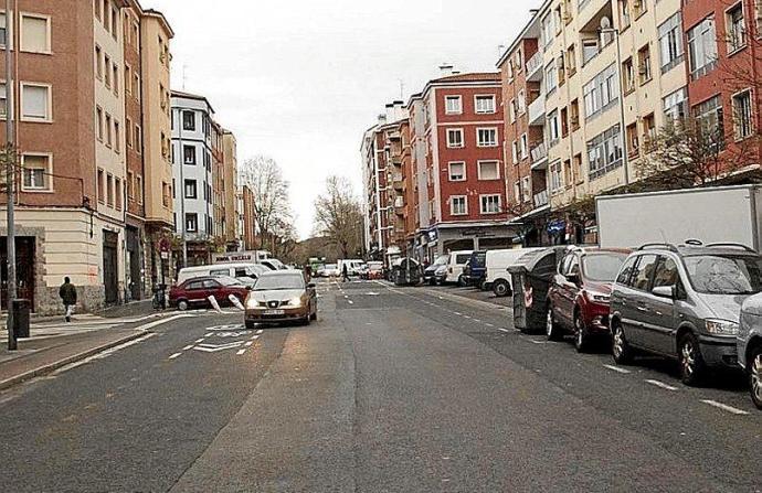 La Avenida Judimendi pasará a ser calle de estacionamiento regulado y de pago con la ampliación de la OTA. Foto: Josu Chavarri