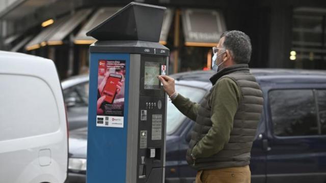 Un hombre utiliza una máquina de la OTA en la zona 1
